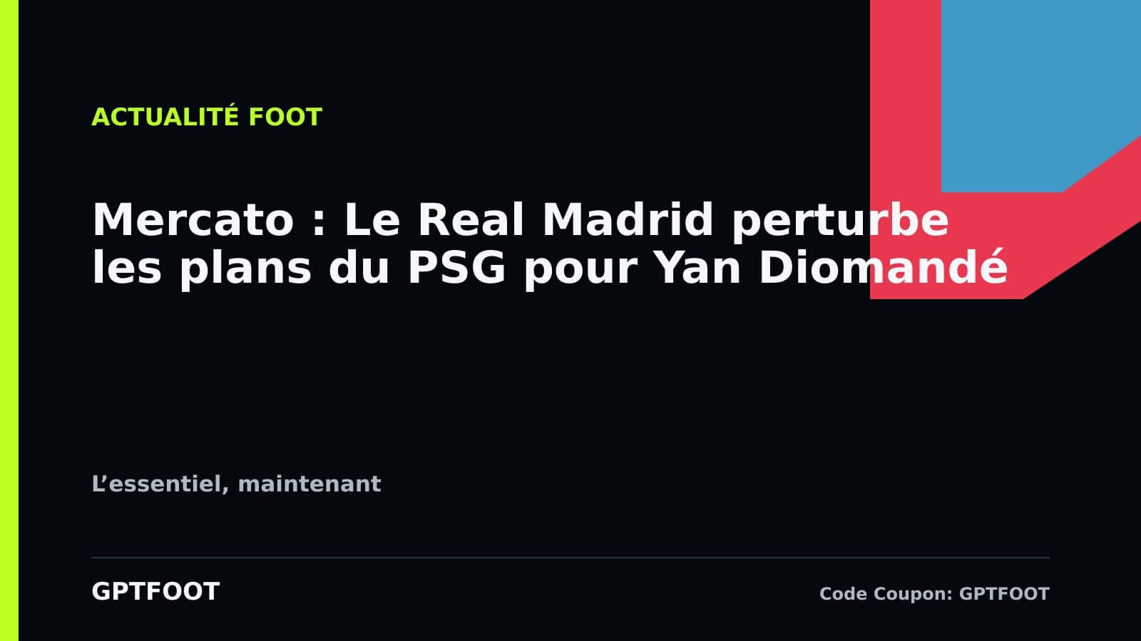 Un ballon de football posé sur une pelouse de stade.